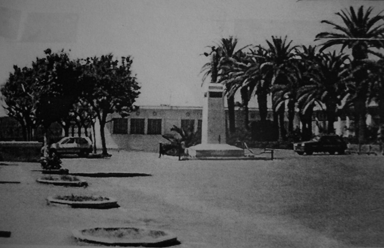 L e lycée et le monument aux morts